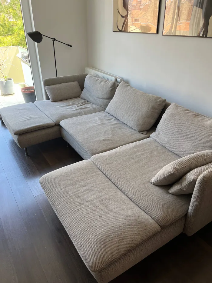 Kitisztított nappali kanapé egy budapesti rövid távú lakás vendégváltása után
