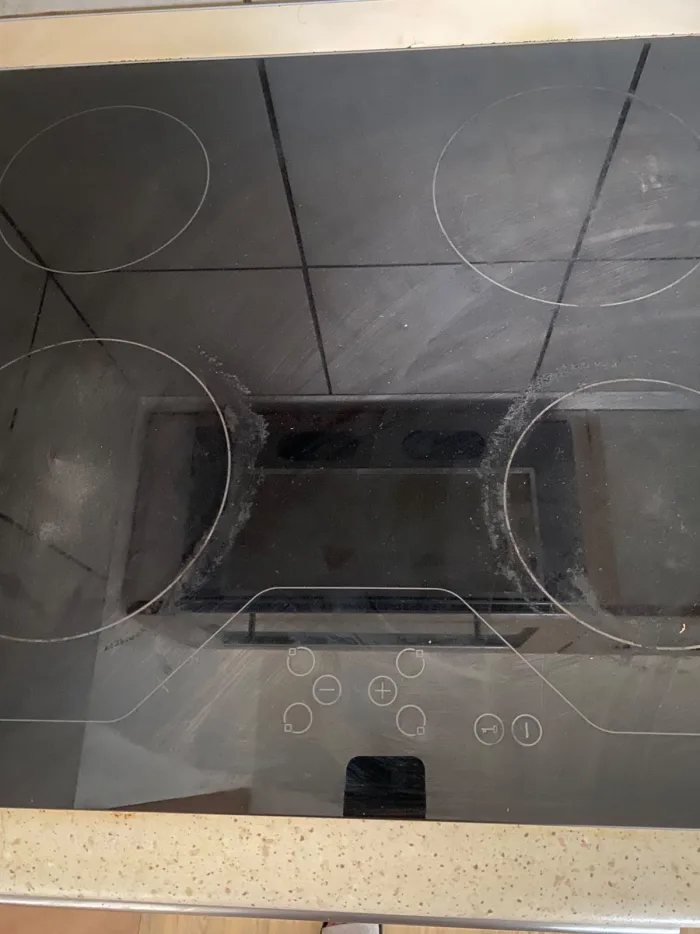 Cooking hob with residue documented before an end-of-tenancy clean in Budapest